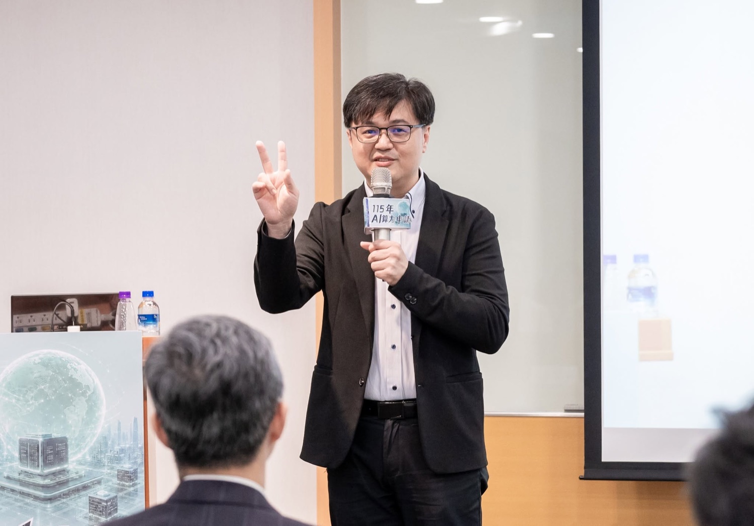 鄭又瑋 Aiii AI Product Lead 上台演講